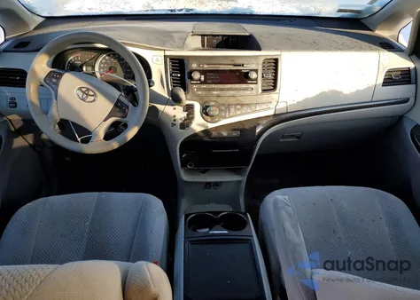 2013 Toyota Sienna Le z USA, uszkodzony, nr VIN 5TDKK3DC6DS333718